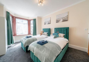 Spacious 4-bedroom House Free parking